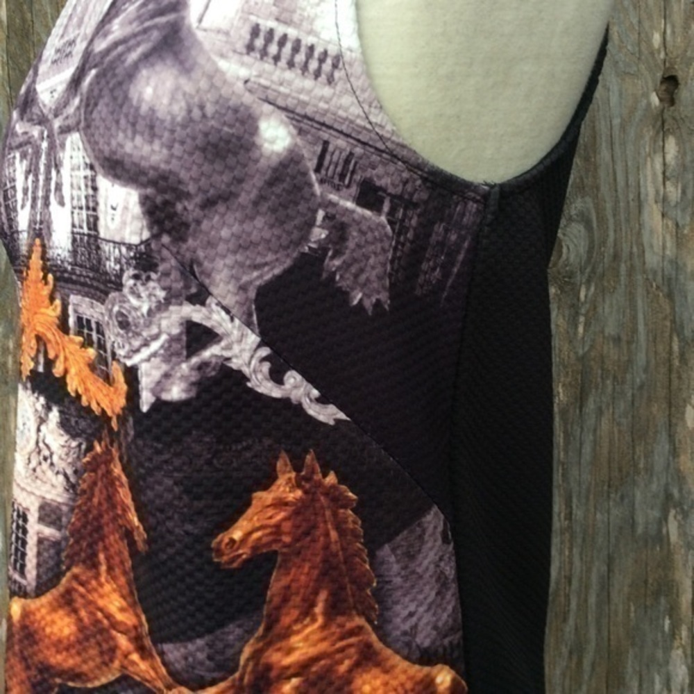 In-City Baroque Gold Status Print Shell Top - Picture 3 of 8